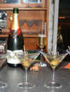 �ven ett glas Champagne Bollinger dracks det senare under kv�llen, med 007 signerade champagne glas och 007 signerade Dry Martini las