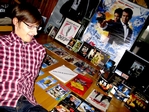 Samlingen av Bond-prylar v�xer. Oscar Nygren visar upp affischer, kepsar och dvdfilmer.