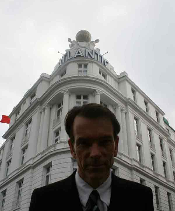 In the front of Hotel Atlantic Kempinski  Hamburg  James Bond,  behind scenes from �Tomorrow Never Dies� were filmed 