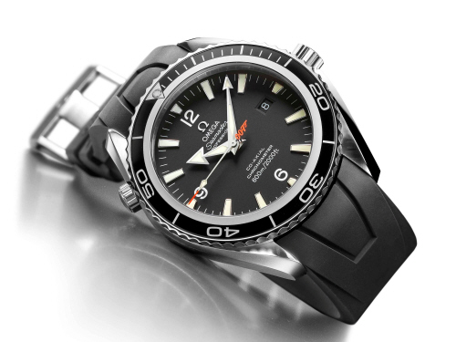 The features indicating that this is a professional divers� watch are the watertight screw-in crown, a screw-in case back and the helium escape valve. Moreover it is water resistant to 600 meters (2000 feet). The matt black dial offers excellent clarity and the facetted arrowhead hour and minute hands also have luminous SuperLuminova inserts as well as a luminous arrowhead seconds hand with orange tip offers ultimate visibility down to the last second. Beneath the surface is Omega�s calibre 2500 Co-Axial Escapement movement and has a power reserve of 48 hours. The bond watch is available with a 45.5 mm diameter case and a black rubber strap. This Limited Edition has exclusive features: the central second hand bears the �007� gun logo in orange, that recalls the code name of the famous MI6 secret agent. The stainless-steel case back is embossed with the �Casino Royale� logo as well as the series number of each Limited Edition watch. Restricted to 5,007 pieces, the Seamaster Planet Ocean �Casino Royale� is a must have for all the guys who idolize 007!