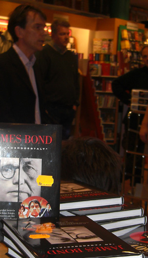 James Bond Gunnar Sch�fer p� bes�k i Kalmar i bokhandeln Dillbergs med ANLEDNING AV GUNNAR BONDS  BIOGRAFI 