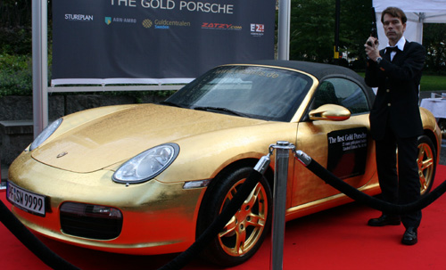 James Bond alias Gunnar Sch�fer med Guldporschen i 24 karat  utanf�r Berns salonger fredagen 12 oktober 2007