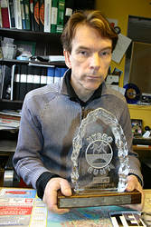Gunnar Sch�fer med prispokalen