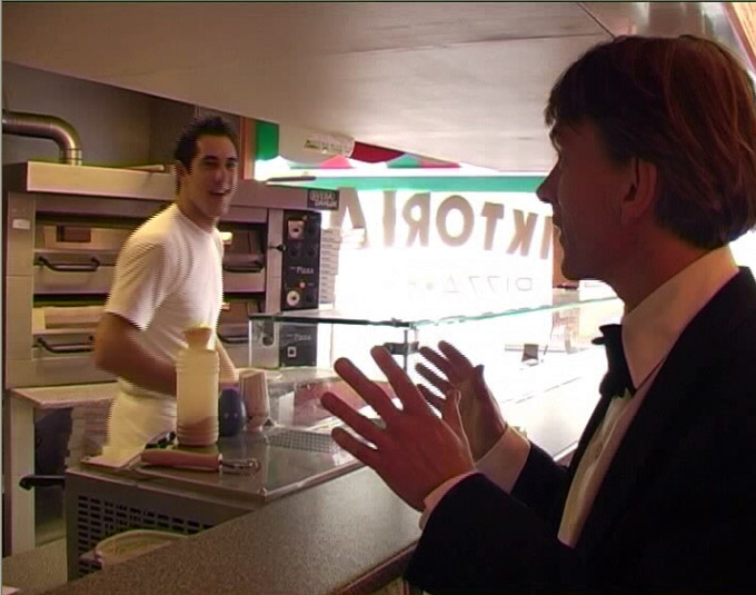 Gunnar Sch�fer best�ller en 007 pizza av Pierre p� Victoria 100 h�jdare�