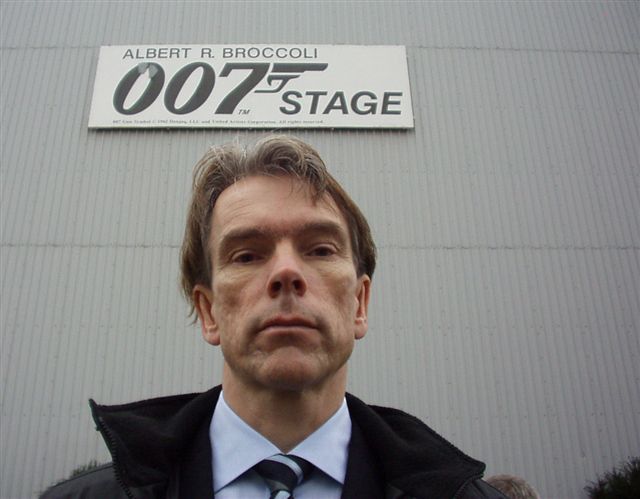 James Bond Gunnar Sch�fer in front of  ALBERT R. BROCOLLI 007 STAGE  21/11-2004