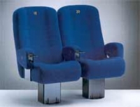 Premiere 1 Stolen �r framtagen med avsikten att konstruera en elegant publikstol som �nd� var ”vr�kig” och bekv�m f�r l�ngsittningar. Som en filmf�rest�llning t.ex. Det blev en stol med fast sits och stoppning med olika volymvikt samt flera praktiska tillbeh�r –muggh�llare,rockh�ngare och broderat stol och radnummer eller logo.