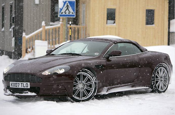 My name is DBS Volante, Aston Martin DBS Volante." H�r �r Bondbilen DBS som cab i ett vintrigt Sverige
