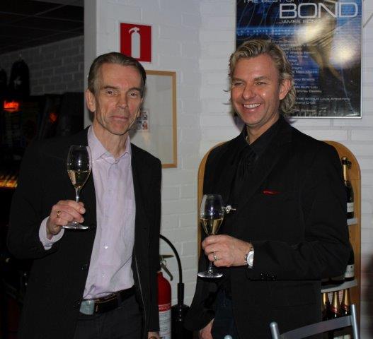 Joe Labero bes�kte Bond... James Bond&nbsp; Drack champagne Bollinger och spelade roulette i James Bond Museet i Nybro Sweden