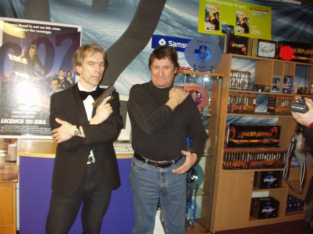  Lars Lundgren and Gunnar Sch�fer in 007 museum Nybro