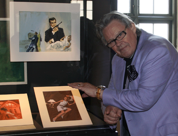 Yrj� Edelmann i James Bond posen, precis som agent 007.