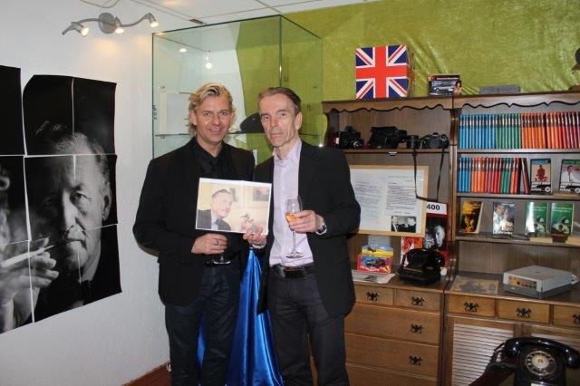 Joe Labero bes�kte Bond... James Bond&nbsp; Drack champagne Bollinger och spelade roulette i James Bond Museet i Nybro Sweden